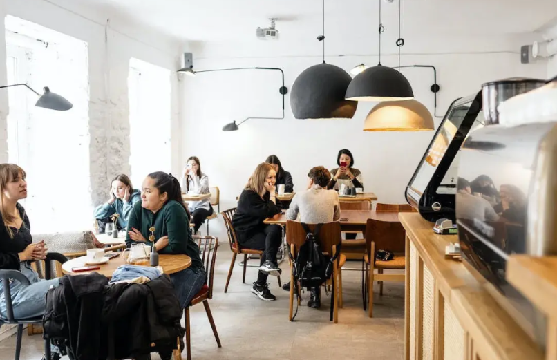 一个中国留学生的吐槽：
​​1、在英国留学，一年花费70万，万万没想到班里70%