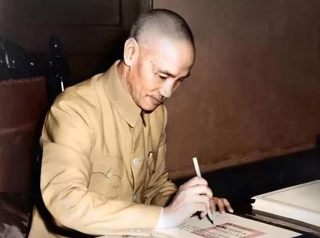 1949年，开国大典当天，蒋介石计划轰炸天安门，破坏典礼，可临到时间依旧犹豫不决