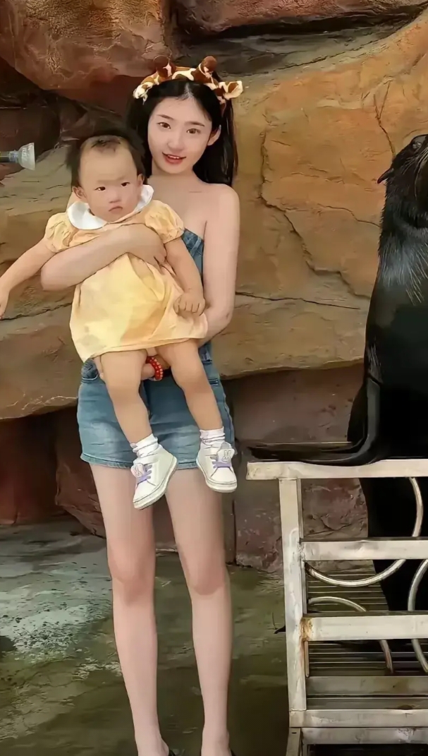黄一鸣这次在直播间亲口也承认了，原来撕葱从一开始就没给她一分钱！
 甚至！黄一鸣