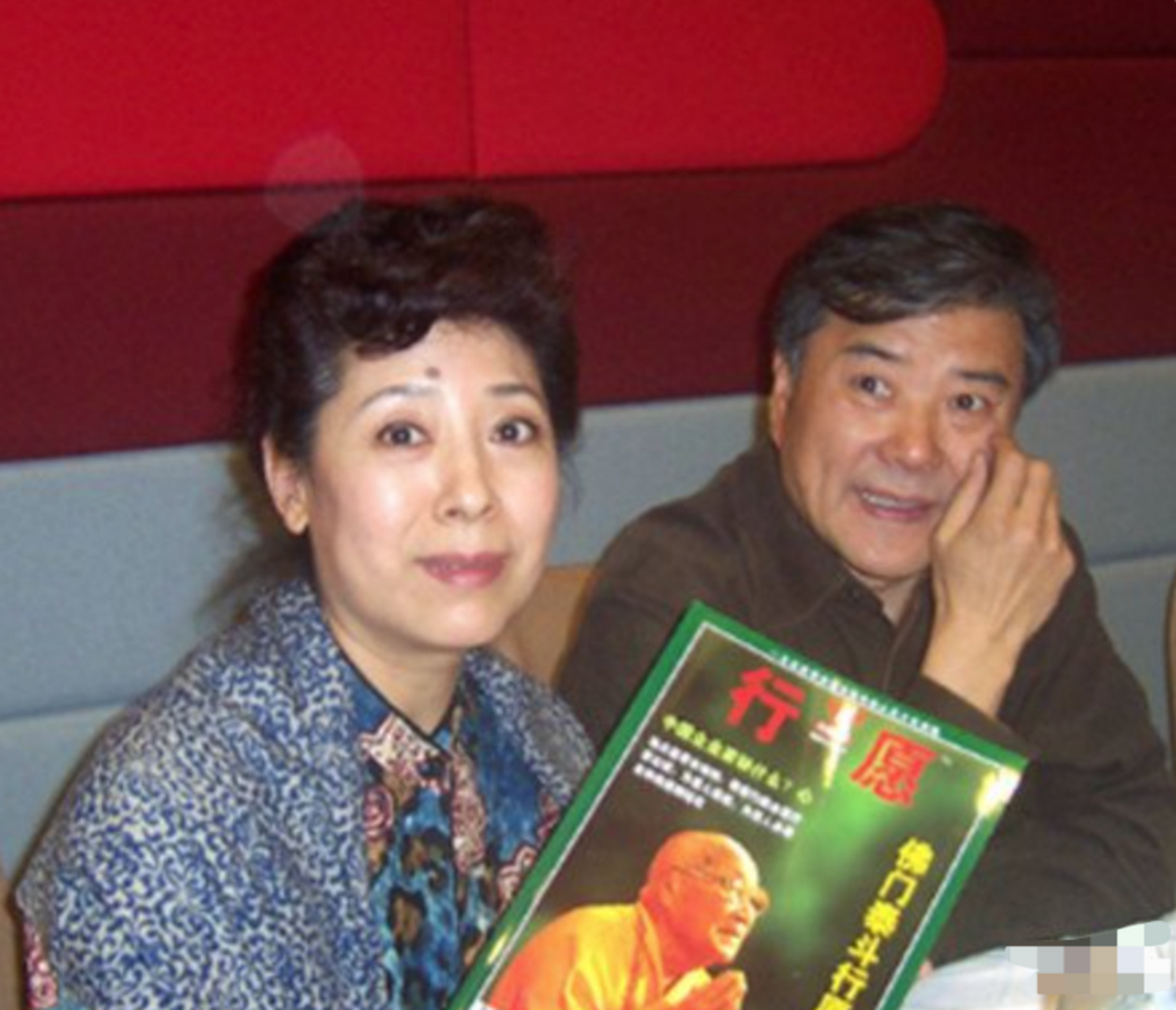 1990年的一天，歌唱家关牧村因为受不了丈夫的家暴，果断提出离婚，王星军说:“离