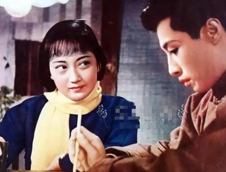 在那个特殊年代，18岁的儿子因病去世；后来，丈夫悲情离世，因悲伤过度，1个月内瘦