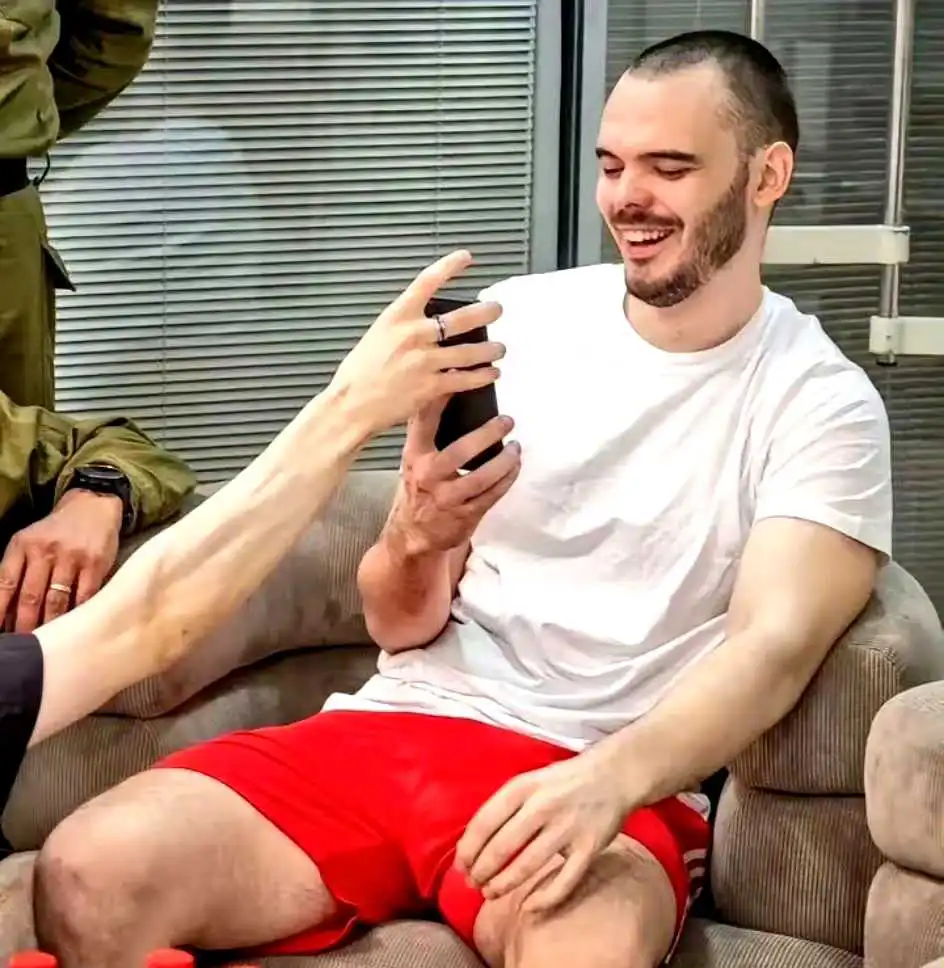 左图：他曾被哈马斯关押
右图：他曾被以色列关押 ​