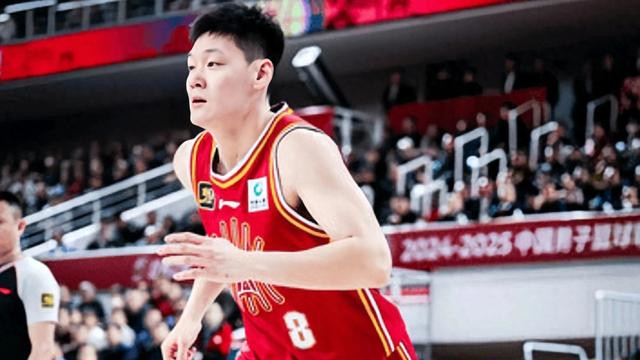 全场比赛胜负关键：王哲林与小胖的内外双核发挥