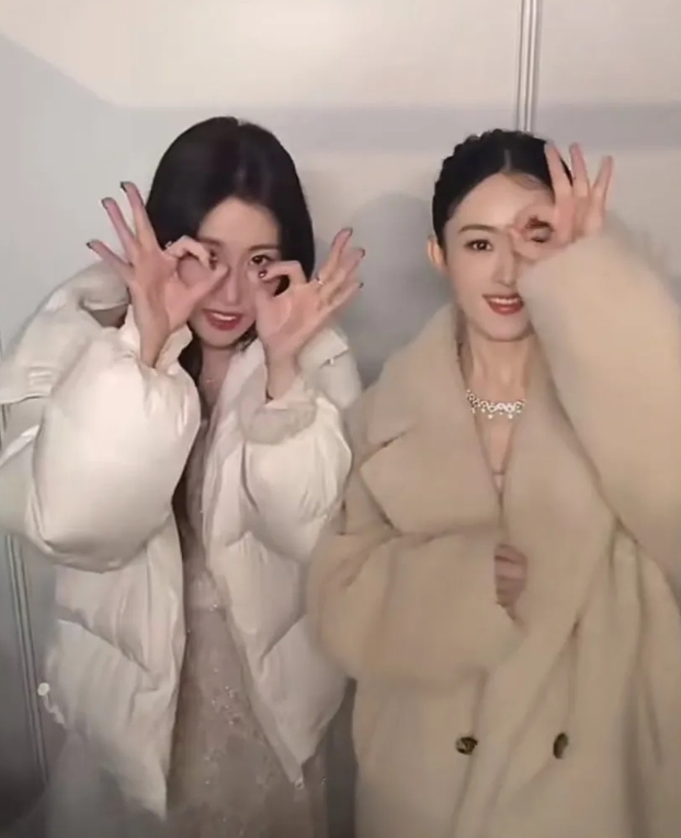哇哇，丽颖和好朋友跳舞了，也太可爱太好看了吧！
    两个大美女闪闪亮亮的，美