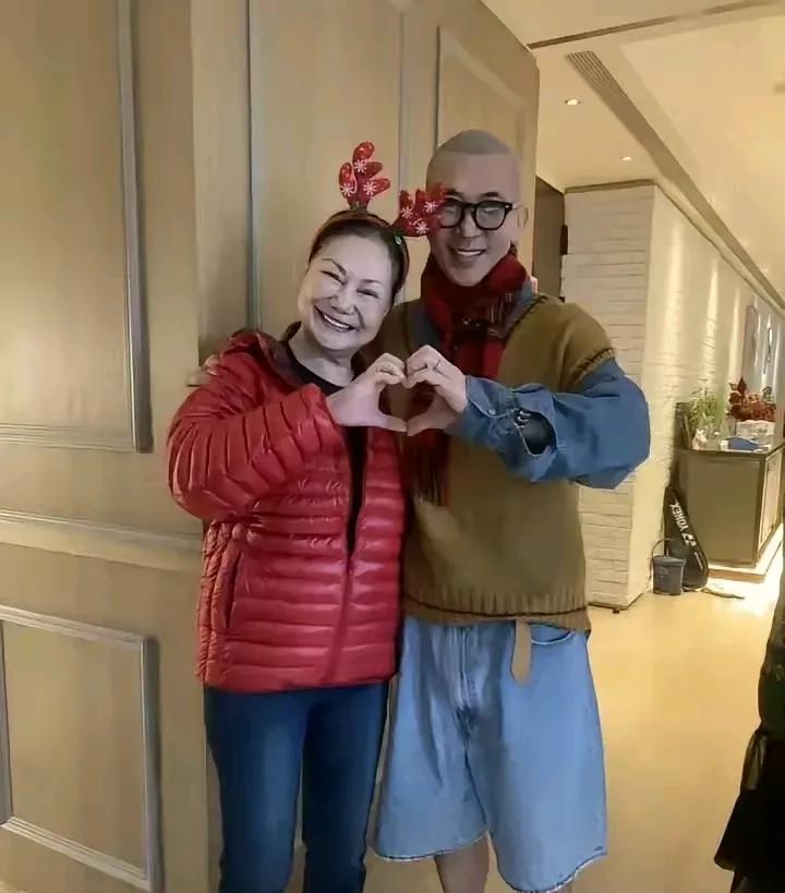 见过夫妻离婚抢孩子抚养权的
也见过爷爷奶奶抢孩子抚养权的
还见过外婆外公抢孩子抚