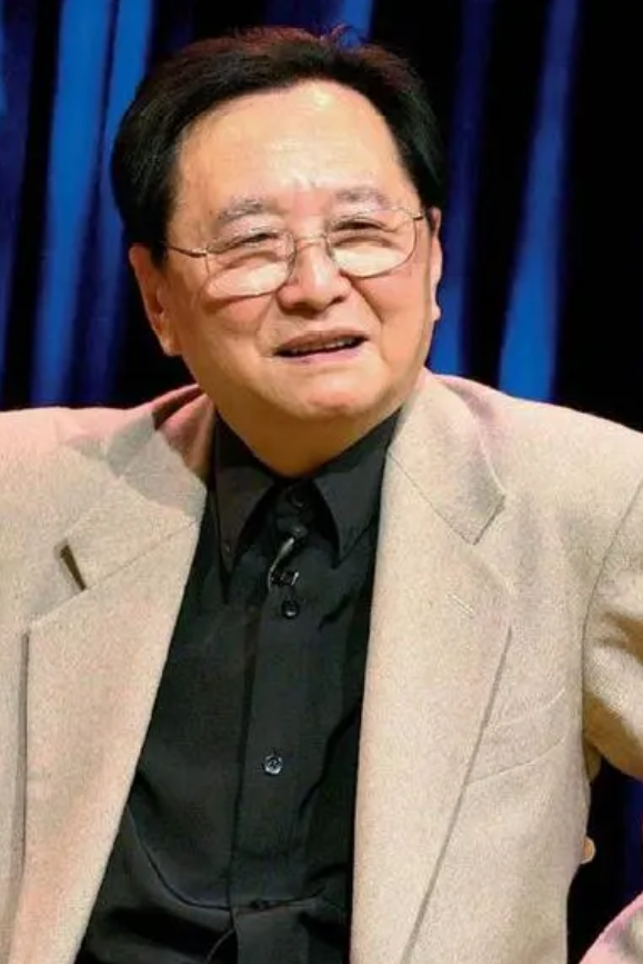 导演，王扶林说，拍摄了红楼梦，我也拍了三国演义，我只面试了两个主要演员，其他演员