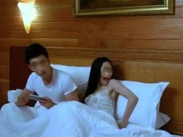内蒙古呼和浩特，女子抓住丈夫出轨，与第三者发生厮打并阻止第三者离开，而后趁丈夫上