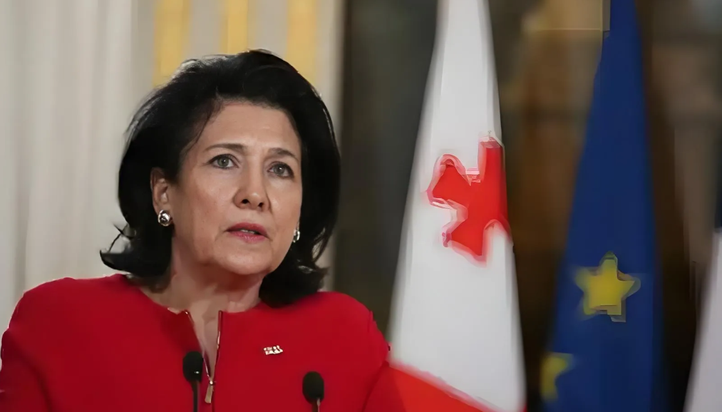 格鲁吉亚女总统再次拒绝移交权力！

俄罗斯卫星通讯社12月18日报道，格鲁吉亚现