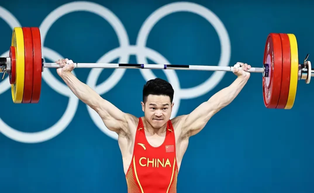 今天的奥运赛场上接连出现了几个大冷门！

第一，男子举重73公斤级的比赛，卫冕冠