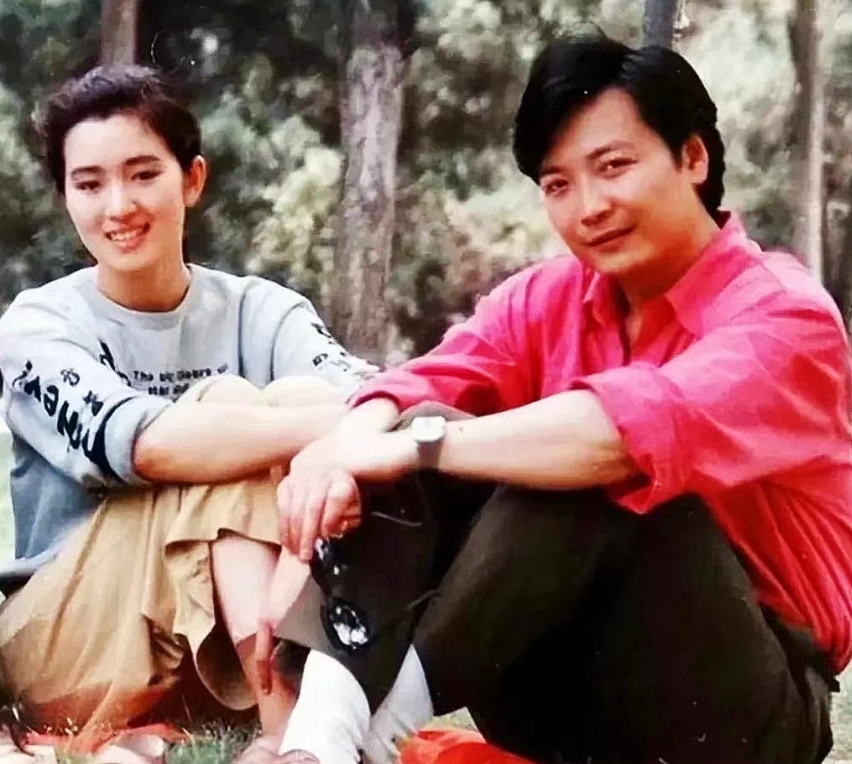 1982年，巩俐和初恋尹大伟的罕见留影。镜头下的巩俐身穿灰色卫衣，搭配卡其色裤子