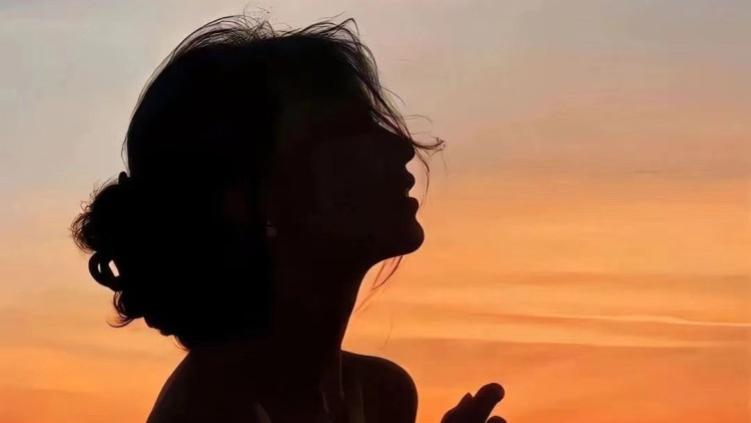 辛巴回老家过年随从人员众多，狗老师利诱亲爹崔老四签下3200万违约合同