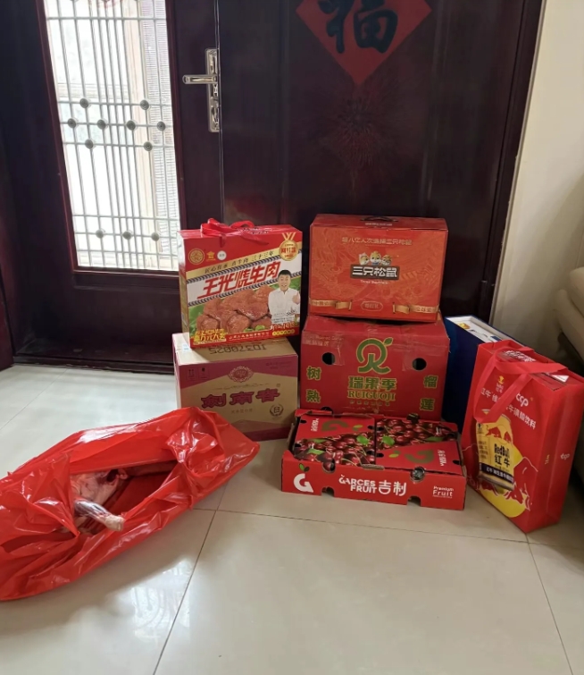 这是我回婆家带的礼品。可是大姑姐看起来好像不太高兴。大家看看我的这些东西，可以吗