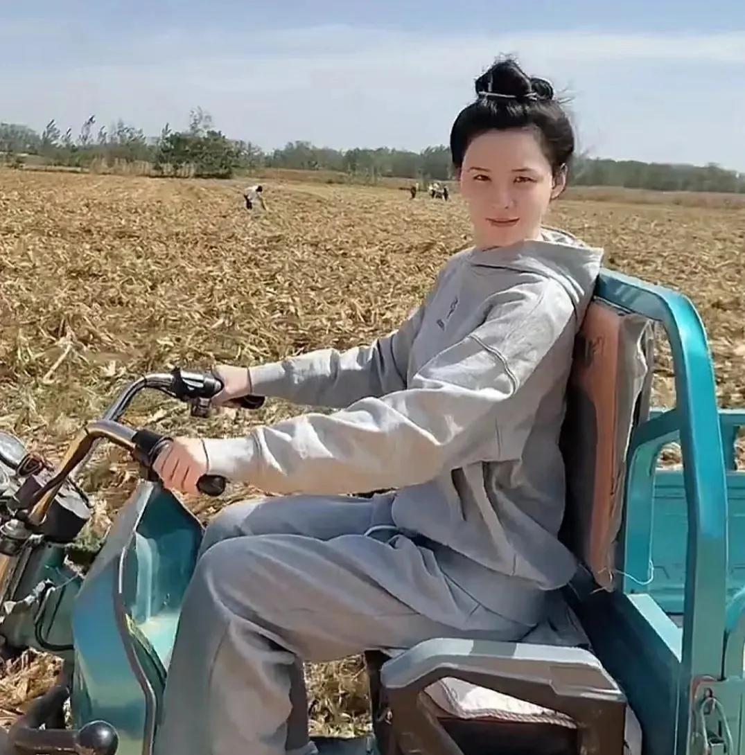 难怪张颖颖嫁不了汪小菲！张颖颖在国庆期间回老家农村，帮忙收玉米，真实而不做作。