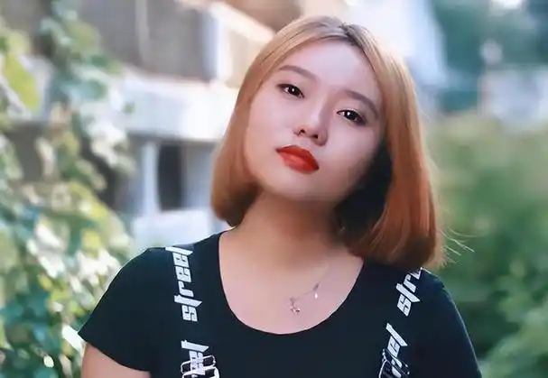 当年，李雪琴的老板对她说了一句，让她特别绝望的话，你大半夜的咋睡觉了呢？

大半