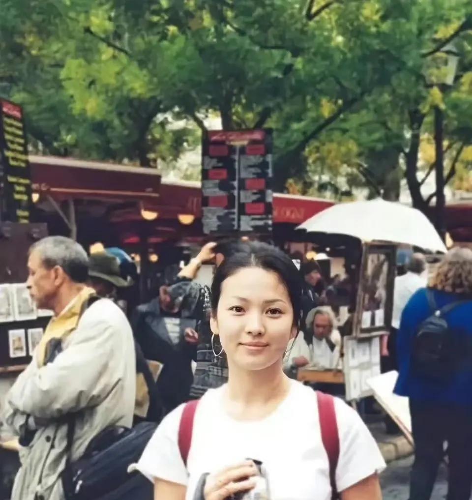 这是宋慧乔的纯素颜，皮肤细腻，底子看着非常好了，仔细看连眉毛都没有，没有修眉毛，