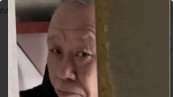 吉林金戒指大爷在女厕所趴地偷窥，出现正面照，身份果然不一般