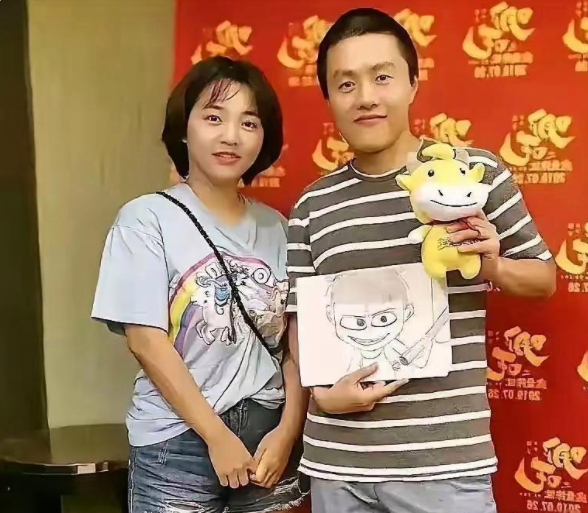 原来，导演饺子的老婆，长这样啊！
饺子的老婆李梦琳是一位海归高材生，毕业于中央美