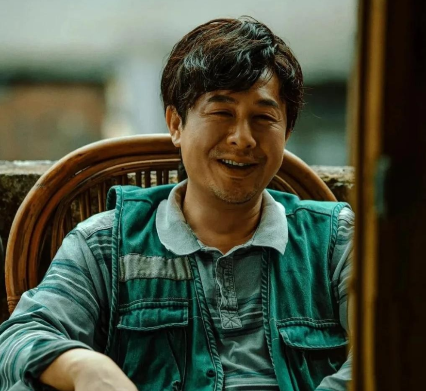 张颂文若“塌房”，这4人最“惨”：

一、《自己》首当其冲，恐怕得去“踩缝纫机”