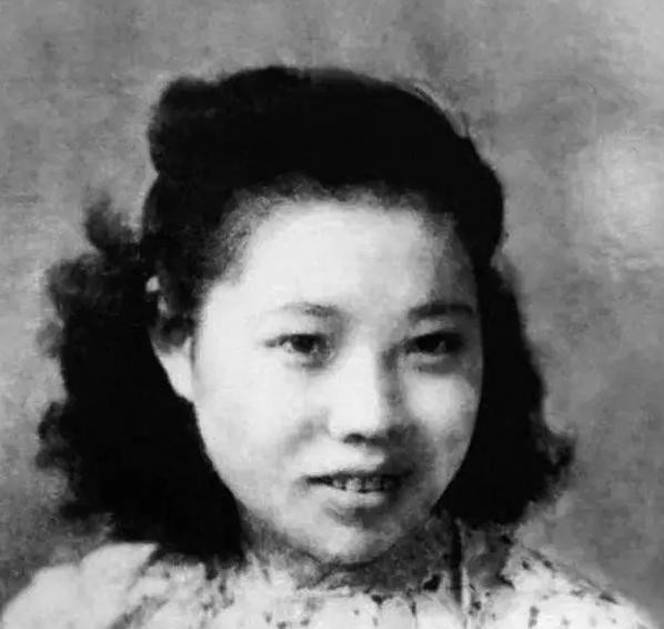 王庆莲是曾留在大陆的最后一位军统女特务，她的故事曲折且充满时代感。她并不是自愿进