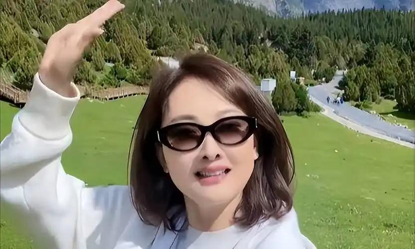 牛莉跨界四领域成赢家，婚姻稳定引热议，工作人员紧急辟谣