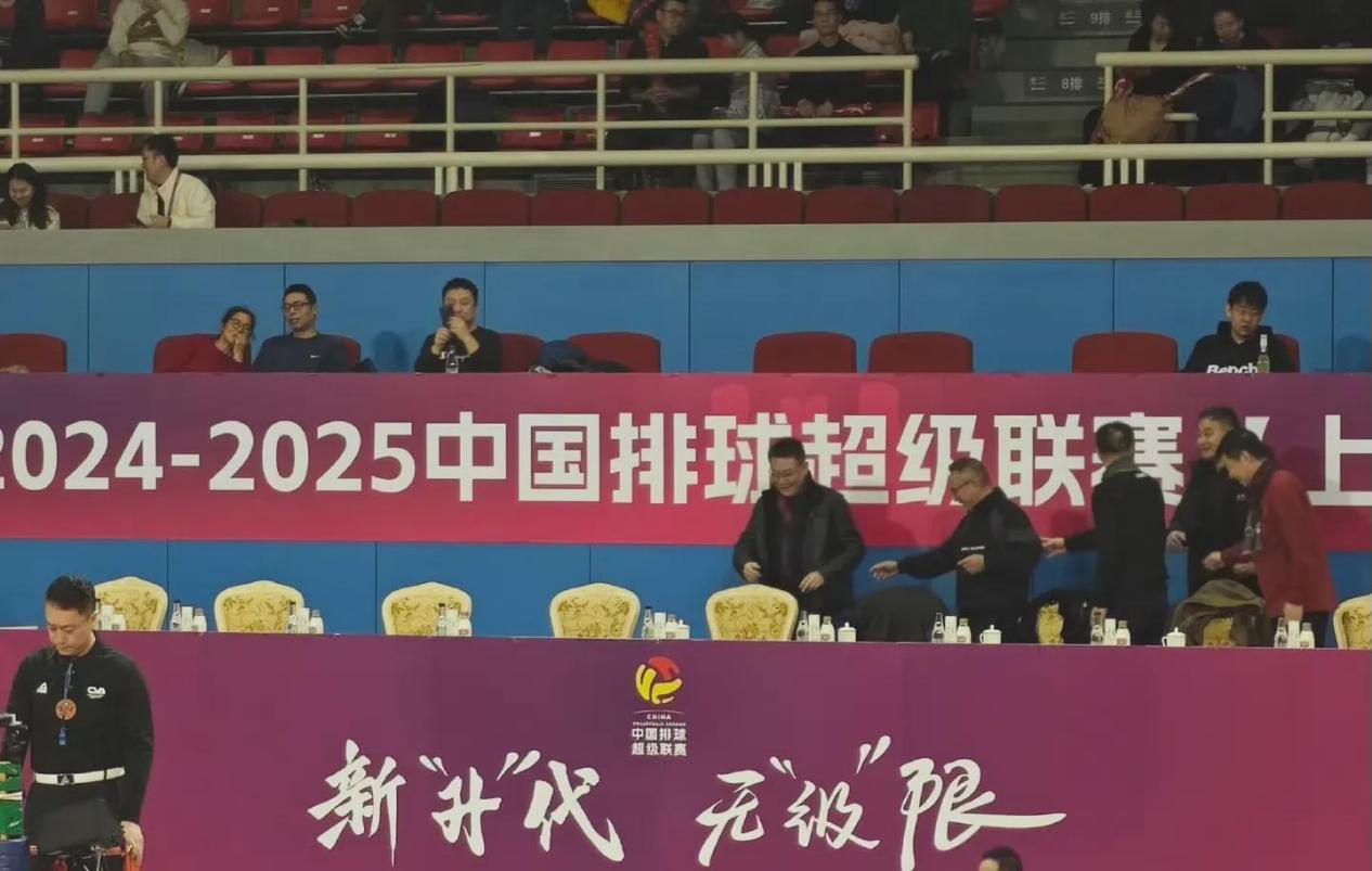  
 
上海卢湾体育馆内，中国女排主教练蔡斌现身观众席。他全程专注观看上海女排与