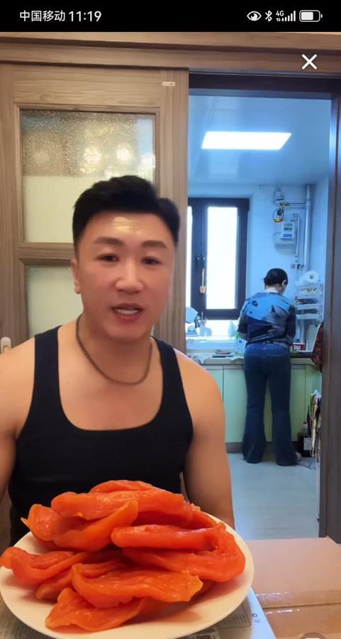 张敏健，前山东卫视主持人，现在直播带货。

感觉他是在急功近利的透支人气，这样下