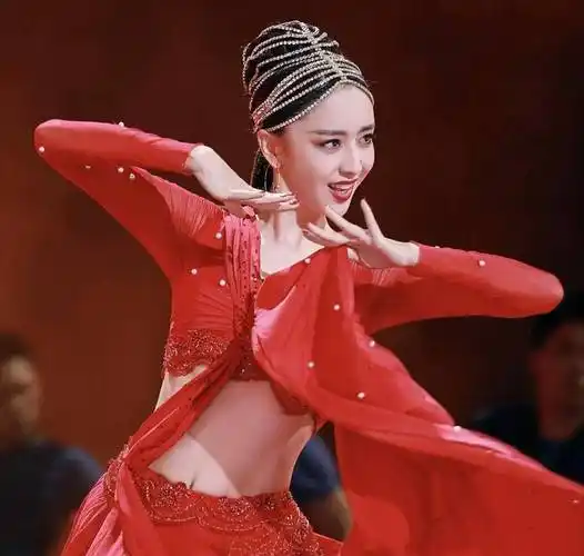 佟丽娅民族舞旧照，舞动出的演艺人生