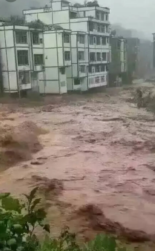 湖南大暴雨！大部分车次停运。

怀化站全部停运！哎！湖南这地方天天下雨！不是暴雨