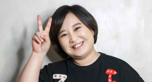 为什么各大卫视的年会不再请贾玲了？
简单说，就是请不起了。自从《你好，李焕英》和