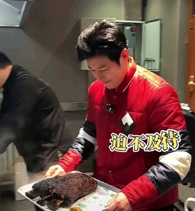到东北吃美式烤肉，还是陆毅会吃。陆毅来到哈尔滨一家烤肉店，看到满是烤好的大牛肉块