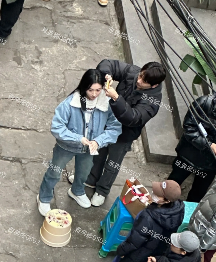 重庆偶遇景甜拍戏，本人好年轻好美，皮肤白到发光，脸很小眼睛超大特别上镜。
她虽然