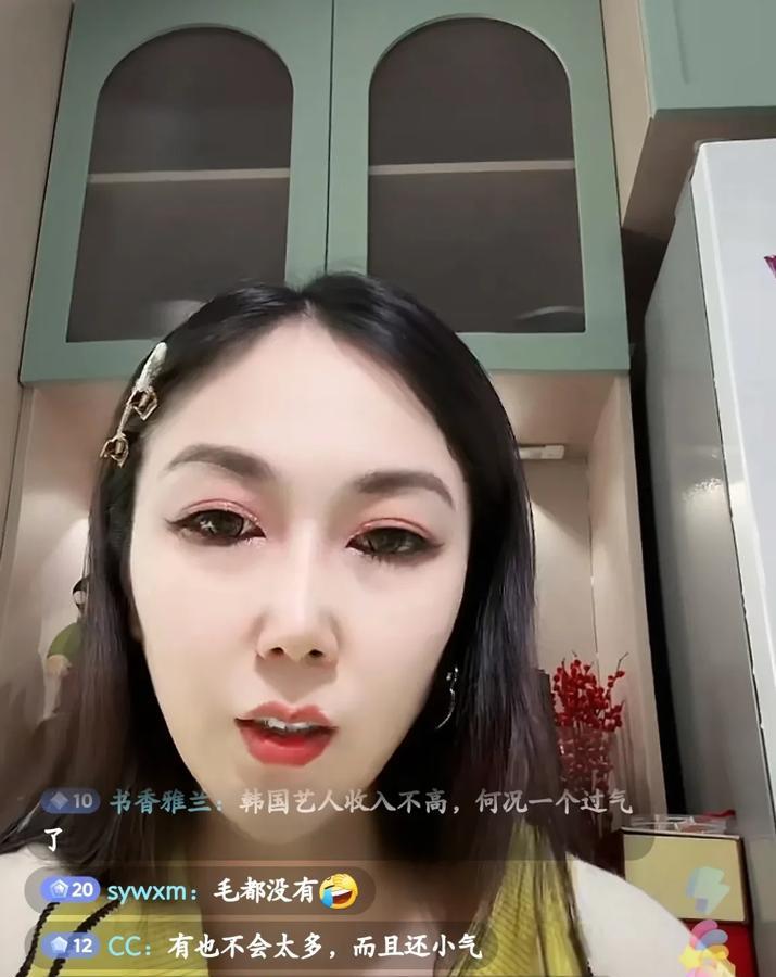 光头拎包入住到期，回韩国了？

刚刚，博主直播时说:在家里庆贺一次也就罢了，说是