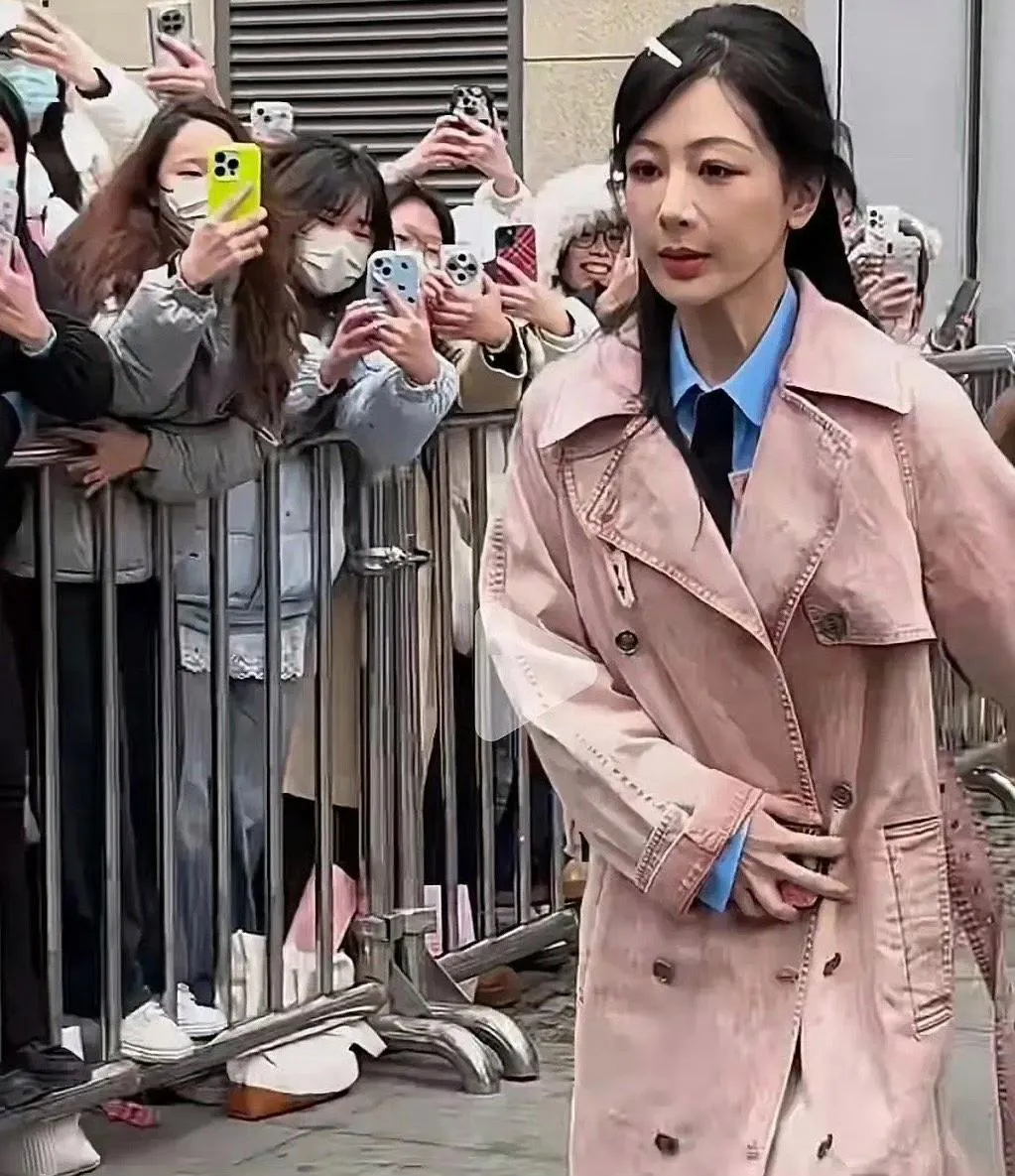 杨紫眼皮这么耷拉是什么原因啊，看起来也不像抽脂了