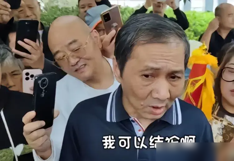 上海爷叔，也叫牙叔，
这位突然冒出来的民间炒股奇人，
这段时间真是出尽风头，
身