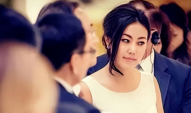 1月6日，香港名媛罗力力，全身赤裸，一丝不挂，抱着5个月大的女儿，从香港豪宅高楼