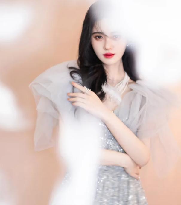 鞠婧祎的大片，各位觉得怎么样