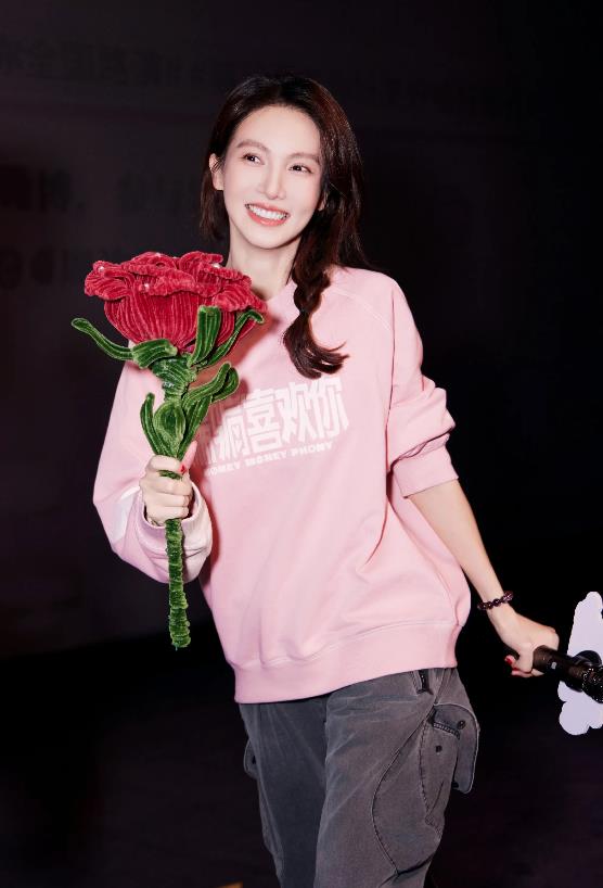 不愧是宋丹丹看上的女星，这颜值堪比迪丽热巴美艳大气，身材堪比唐嫣高挑纤细，情商堪