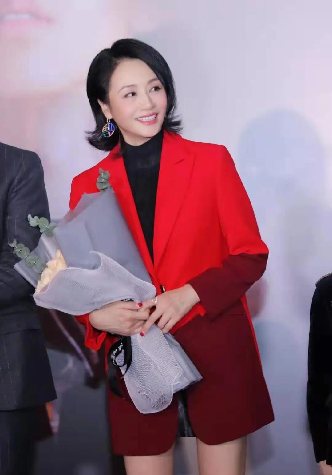 还记得这位美女吗？
她比周涛董卿还要漂亮！笑起来美如画。
她主持春晚那时，是一代