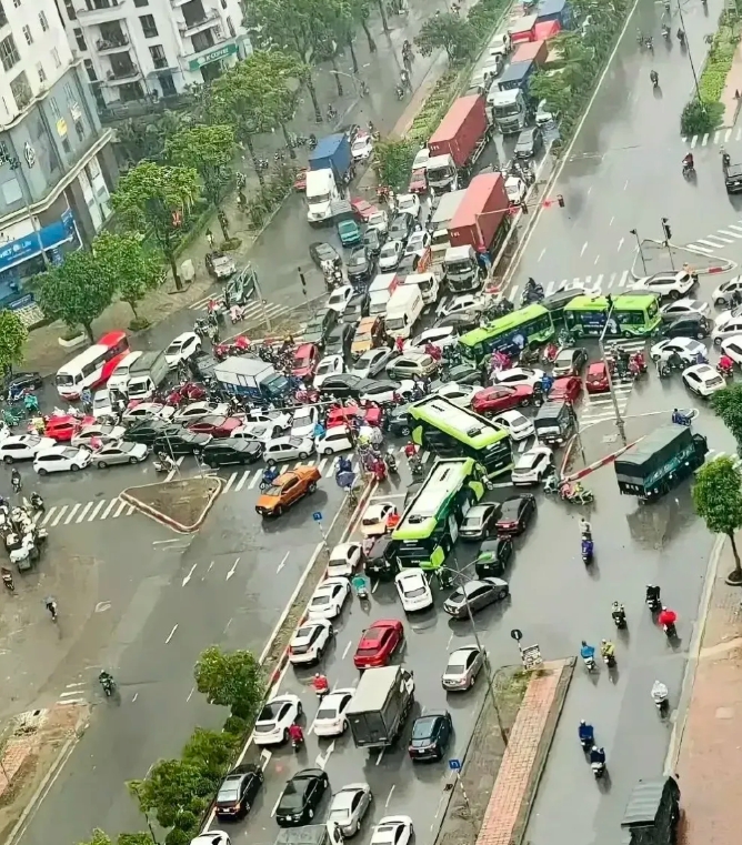 路口堵成这样，怎样指挥才能疏通