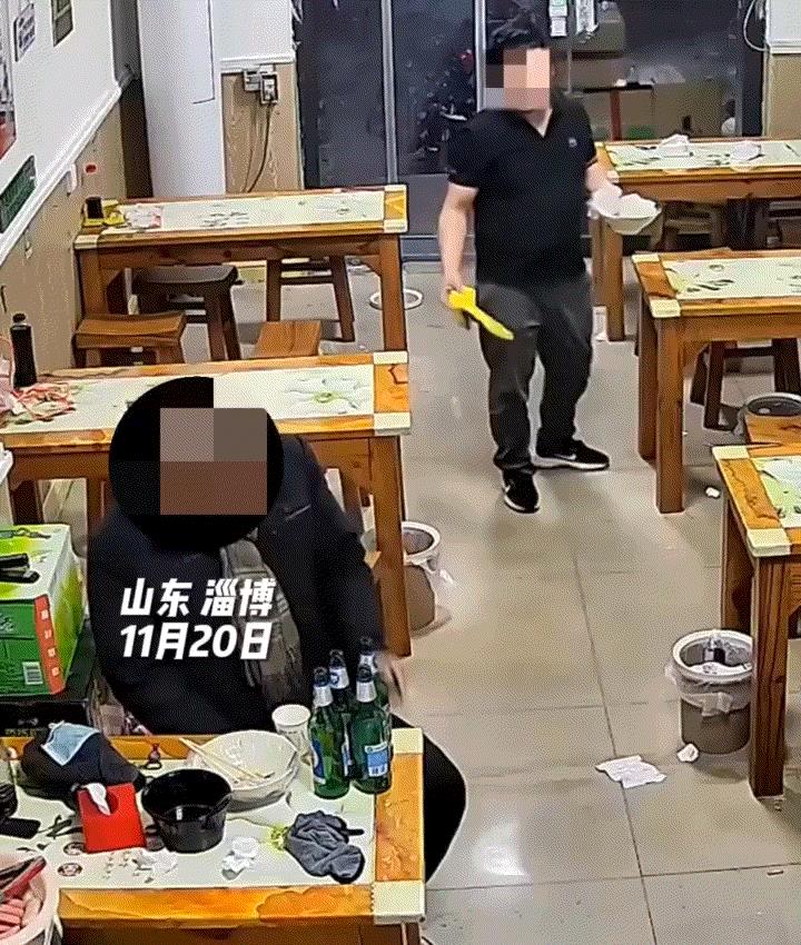 山东淄博一家饭店，凌晨两点时老板提醒醉酒顾客要打烊了，但醉酒顾客竟然起身想和老板