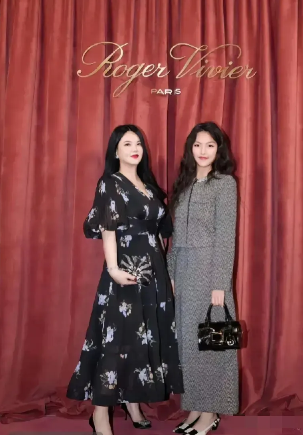 对于很多人来说，王诗龄的生活简直就像童话一样。她不仅生于一个名门望族，还被无数人