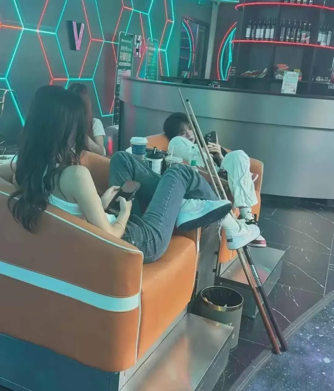 
 
 
台球厅这趟算是长见识了！进门先看价目表，台子每小时三十多块。这价格真让