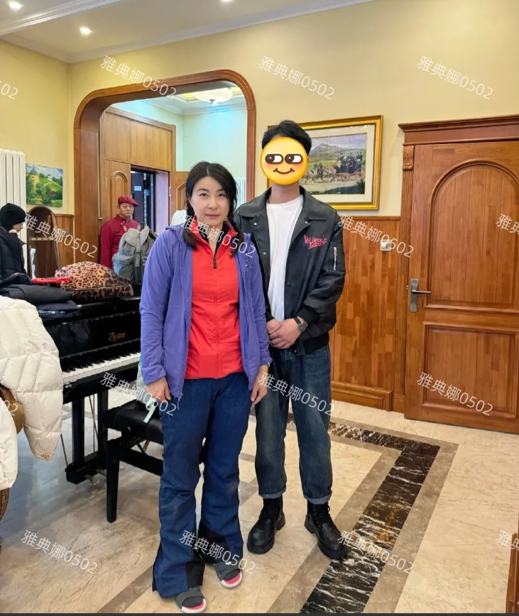 亚布力民宿偶遇郭晶晶霍启刚，郭晶晶嫁入香港豪门十多年一点儿也不像个豪门媳妇，气质