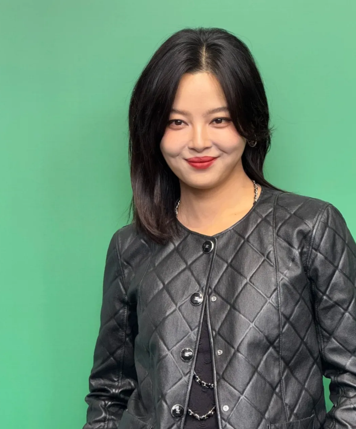 欣赏不了辛芷蕾的美，本人皮肤不白长得很老气，明明是85后看起来却像40多岁，嘴唇