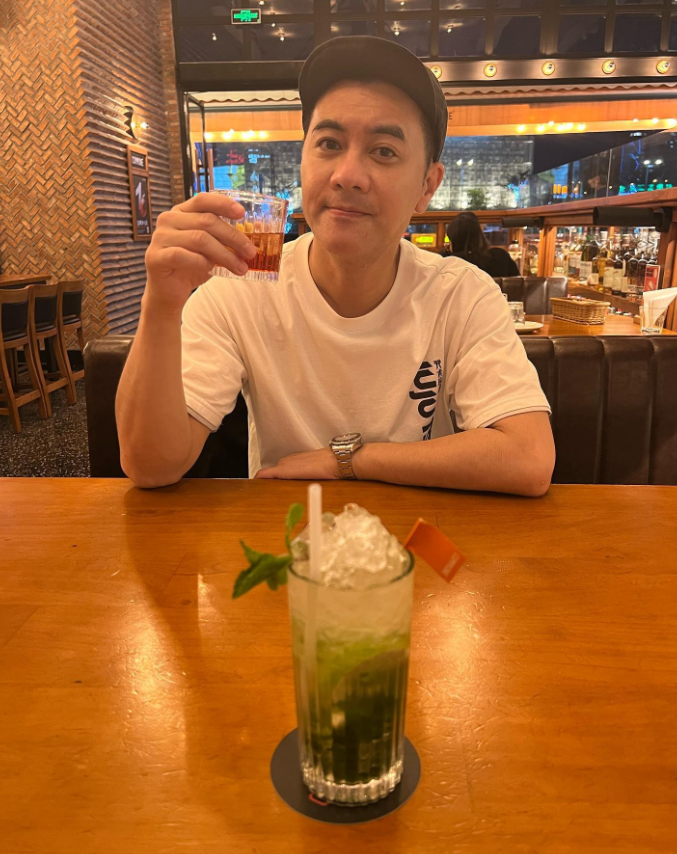 香港著名歌星梁汉文的近照，很多歌曲都非常经典，在内地的知名度也非常高