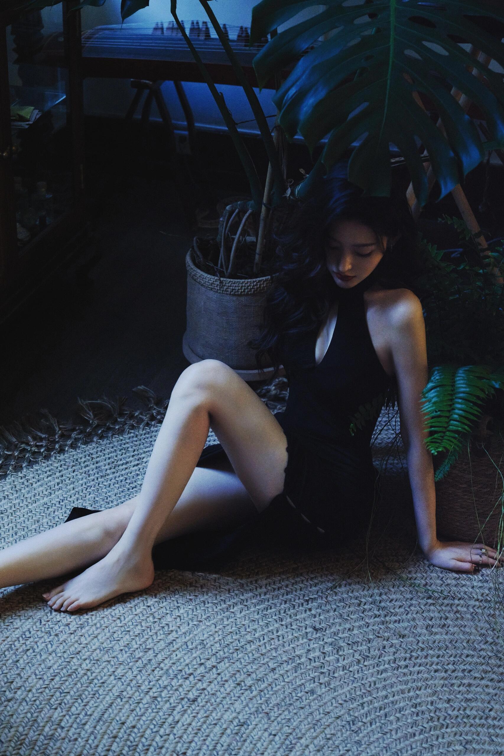 张天爱这一席黑色长裙，美得赏心悦目