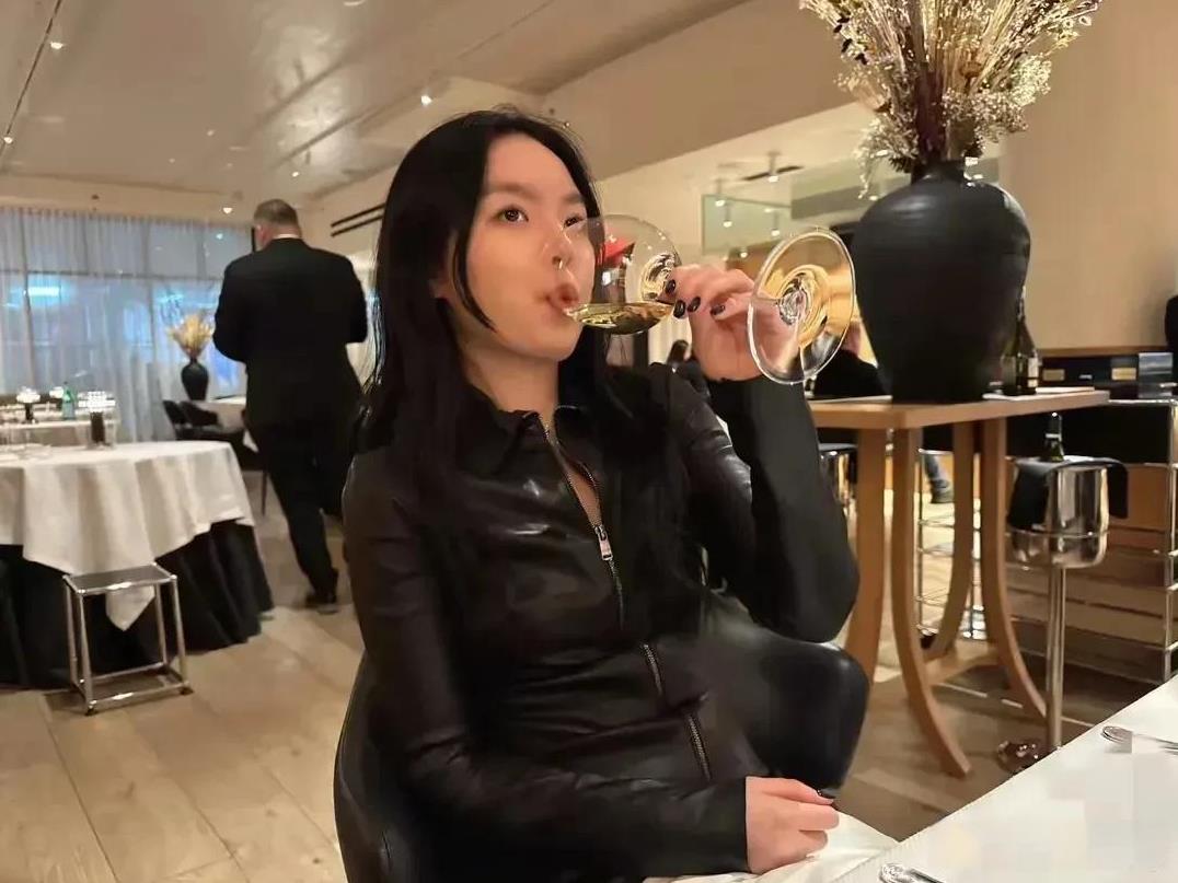 人走茶凉。
2018年，李咏因病去世，妻子哈文痛不欲生，如今5年过去，母女俩靠着