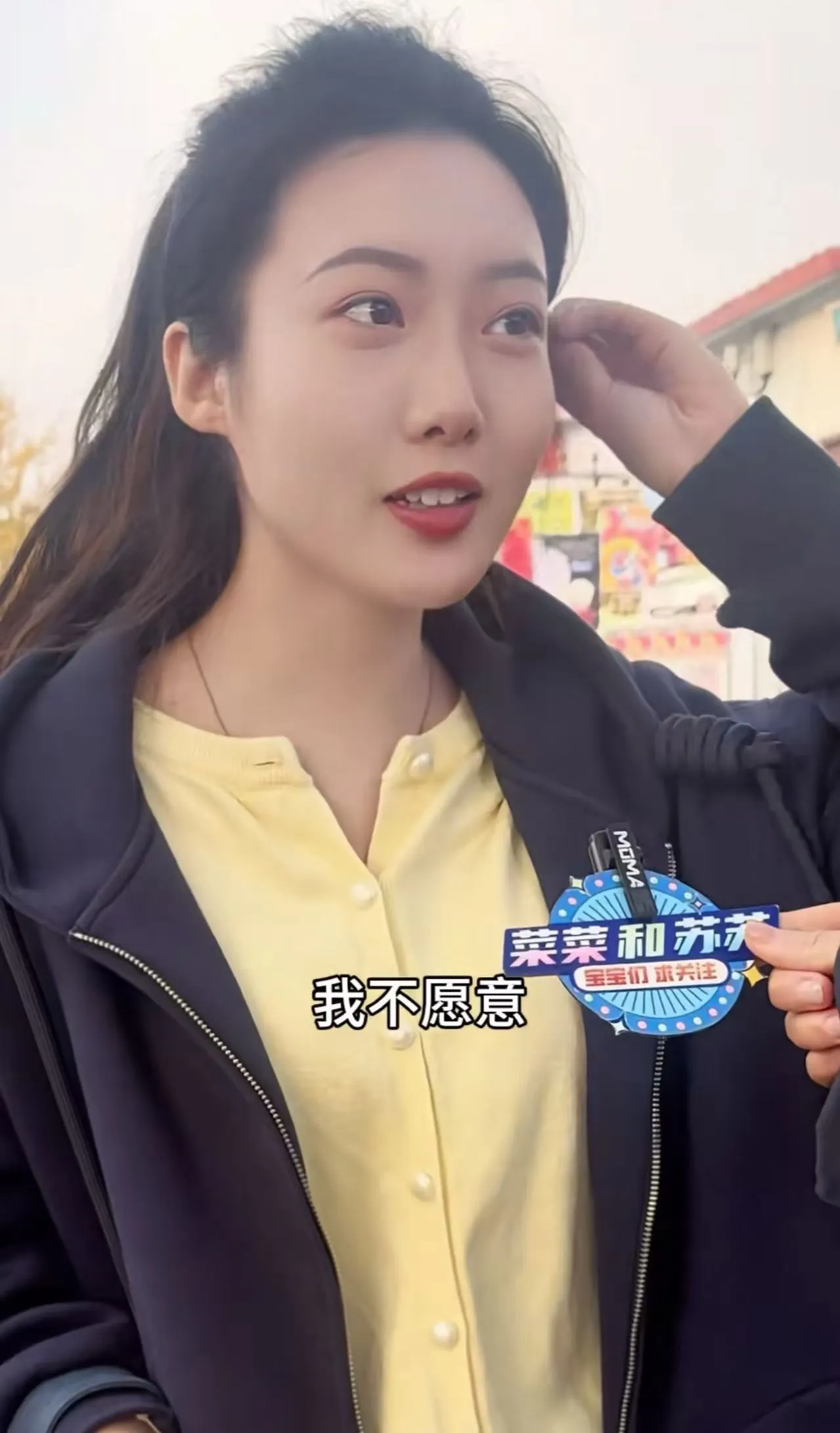 现在的女生真的变了！记者在路上采访了几名漂亮的小女生，问他们：“你愿意陪一个男生