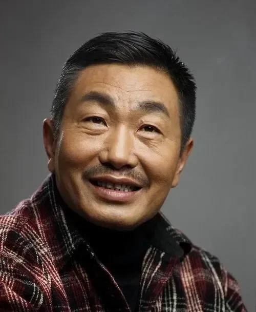 老两口从小认识恩爱至今

                           