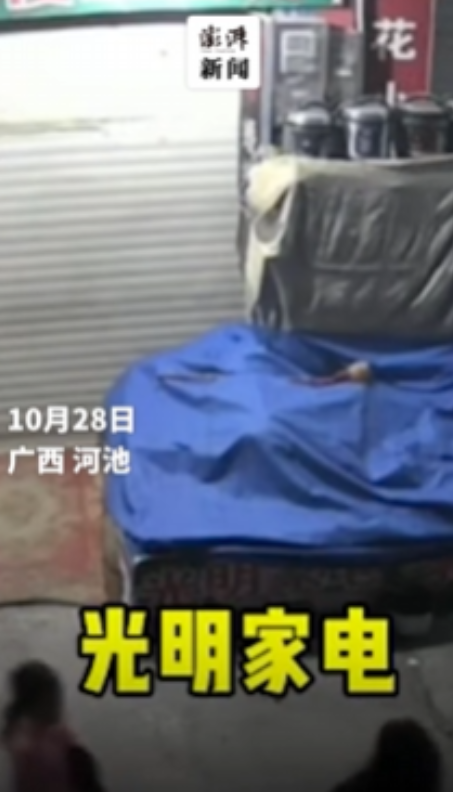 深夜，广西河池的街道静谧无声，两名年轻的小伙伴焦急地围着一个面色苍白的女孩，她正